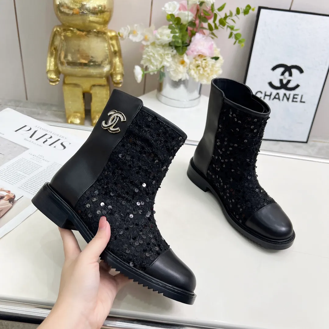 👟👟Ex-factory price 720👟👟 High version of Chanel CHANEL, 🌞🌞🌞Xiaoxiang’s latest 2025 autumn and winter short boots, a must-have item for this autumn and winter season! ! Ms. Chanel loves simple yet irresistible combinations to show her unique style. Mix and match freely to shine⚡Follow Grandma’s fashion steps! ! ! The top-notch craftsmanship and texture are perfectly presented. No matter any details, you can compare them with the counters. The best quality products can be entered and exited from the counters at will! ❶Fabric: imported sheepskin with customized fabrics ❷Lining: sheepskin lining ❸Foot pads: sheepskin ❹Outsole: original molded sole ❺Heel height: 3.5cm ❻Boot shaft height: total height 7 inches ❼Number: 35-40 (40 and 41 are customized and cannot be returned)
